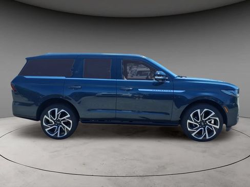 New 2026 Lincoln Navigator Reserve AWD/4WD image 10