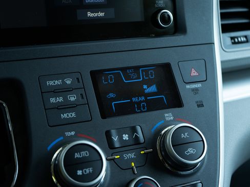 Used 2020 Toyota Sienna L image 32