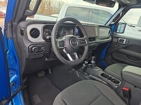 Used 2024 Jeep Wrangler Unlimited Sahara w/ Technology Group AWD/4WD image 37