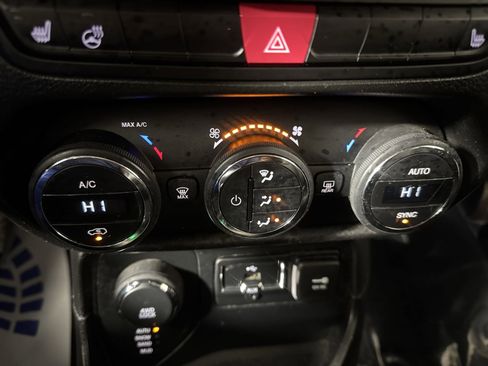 Used 2016 Jeep Renegade Limited image 21