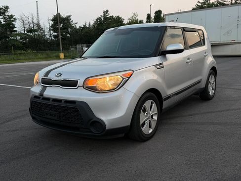 Used 2016 Kia Soul FWD image 1