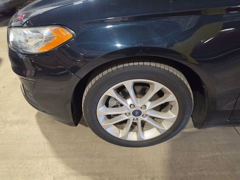 Used 2020 Ford Fusion SE image 3