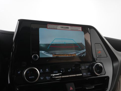 Used 2025 Toyota Highlander XLE AWD/4WD image 29