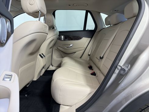 Used 2019 Mercedes-Benz GLC 300 4MATIC image 7