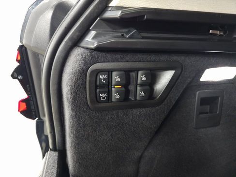 Used 2025 BMW X7 xDrive40i w/ Climate Comfort Package image 9