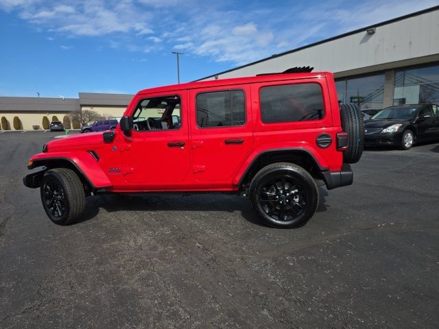 Used 2025 Jeep Wrangler Unlimited Sahara w/ Safety Group AWD/4WD image 4