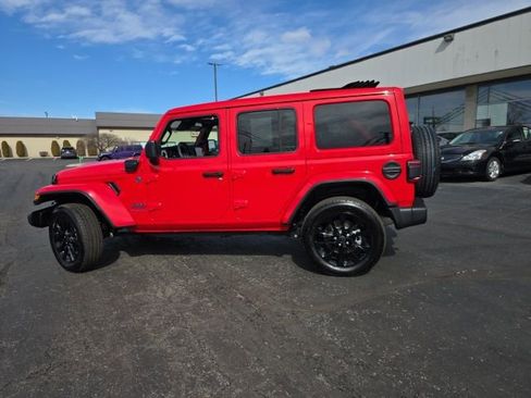 Used 2025 Jeep Wrangler Unlimited Sahara w/ Safety Group image 4