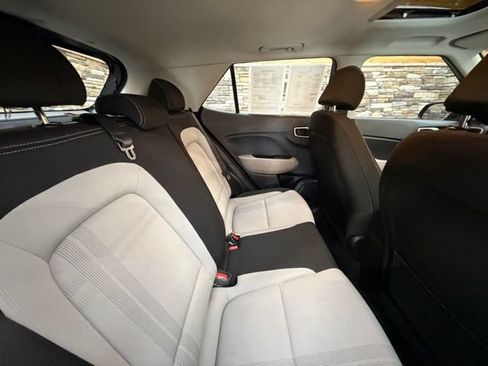 Used 2023 Hyundai Venue SEL FWD image 33