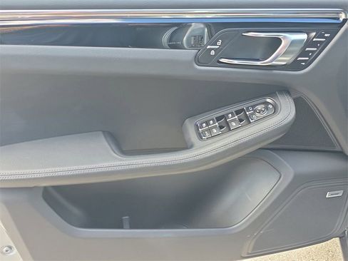 Certified 2025 Porsche Macan Base image 23