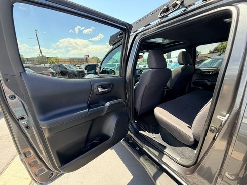Used 2017 Toyota Tacoma TRD Off-Road w/ Premium & Technology Package AWD/4WD image 21