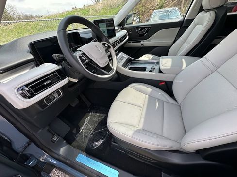New 2026 Lincoln Aviator AWD image 17