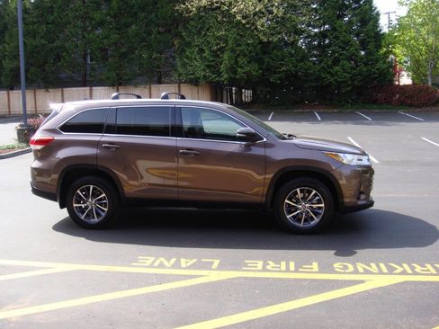 Used 2019 Toyota Highlander XLE AWD/4WD image 5