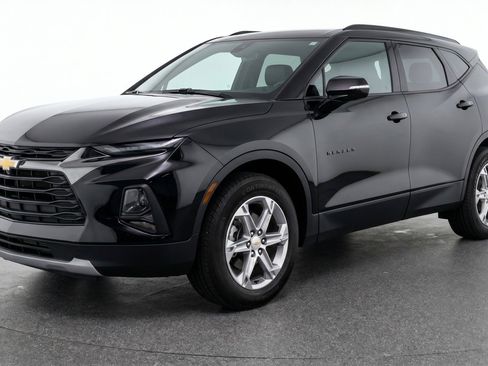 Used 2025 Chevrolet Blazer LT FWD image 3