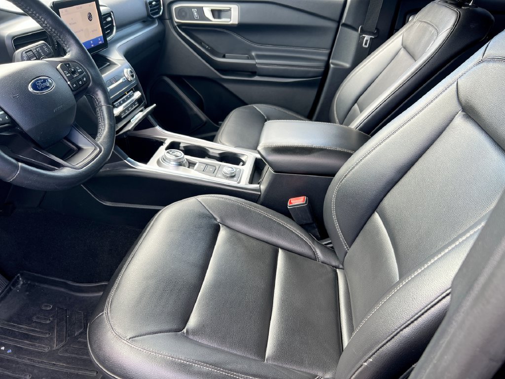 Used 2020 Ford Explorer XLT w/ Equipment Group 202A AWD/4WD image 40