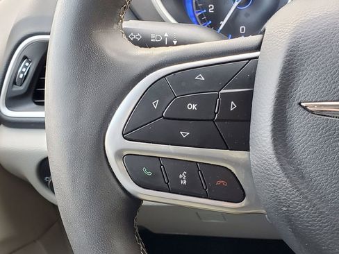 Used 2024 Chrysler Pacifica Touring-L image 22