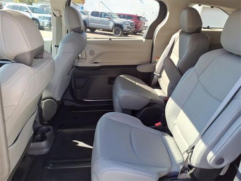 Used 2022 Toyota Sienna Limited image 6
