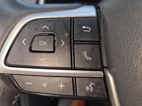 Used 2024 Toyota Highlander XLE FWD image 11