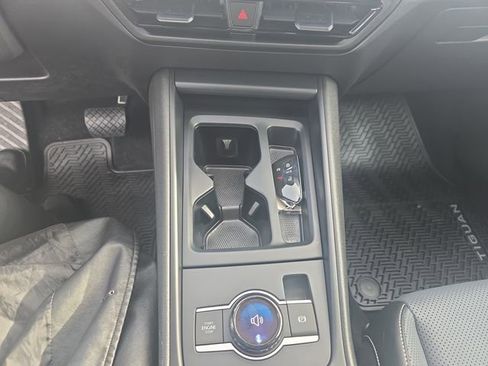 Certified 2025 Volkswagen Tiguan SE image 19