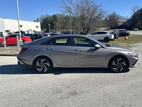 Used 2024 Hyundai Elantra Limited image 4