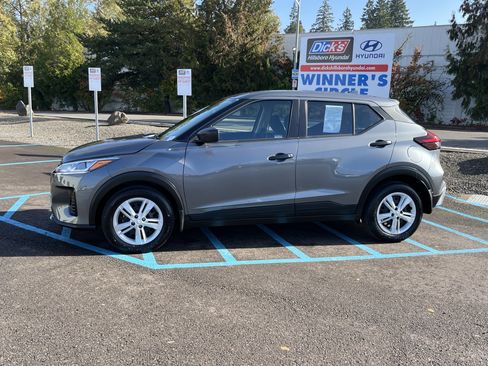 Used 2025 Nissan Kicks Play S image 2