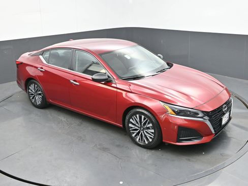 Used 2024 Nissan Altima 2.5 SV image 32