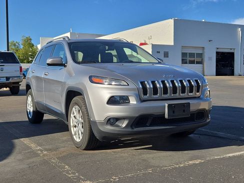 Used 2014 Jeep Cherokee Latitude w/ Comfort/Convenience Group AWD/4WD image 3