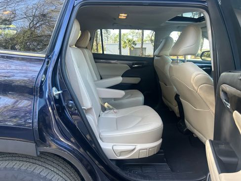 Used 2023 Toyota Highlander Limited image 12