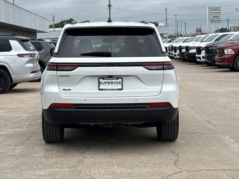 Used 2023 Jeep Grand Cherokee Altitude AWD/4WD image 4