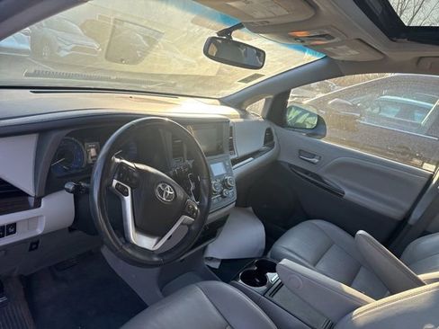 Used 2017 Toyota Sienna XLE image 13