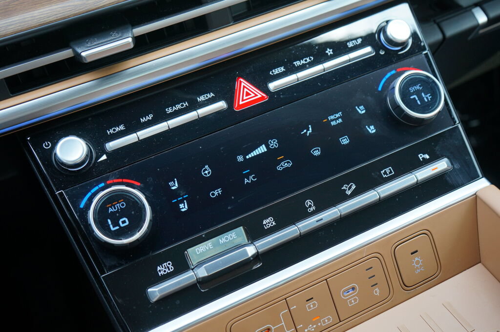 Certified 2024 Hyundai Santa Fe Limited AWD/4WD image 22