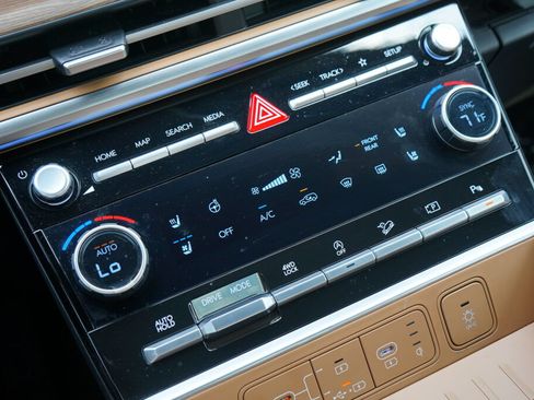 Certified 2024 Hyundai Santa Fe Limited AWD/4WD image 22