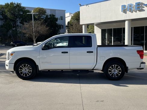 Used 2024 Nissan Titan SV w/ SV Convenience Package image 3