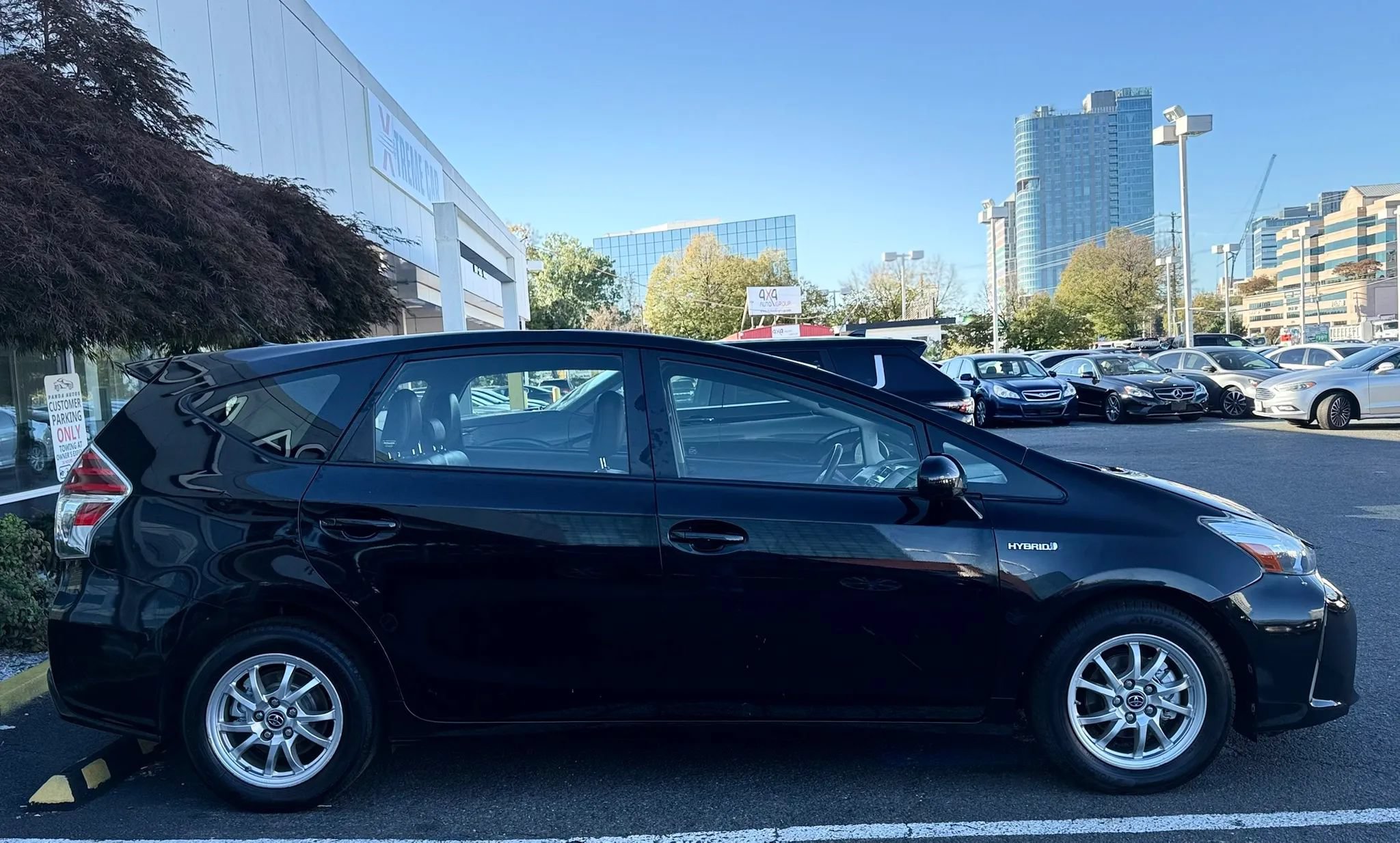 Used 2017 Toyota Prius V Four w/ Carpet Mat Package FWD image 8