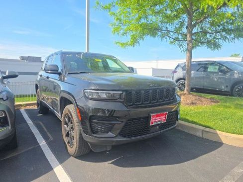 Used 2025 Jeep Grand Cherokee Altitude image 3