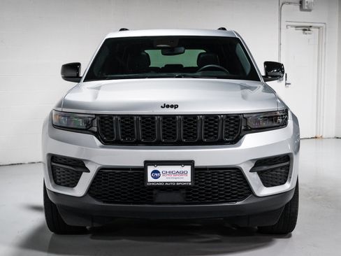 Used 2023 Jeep Grand Cherokee Altitude AWD/4WD image 8