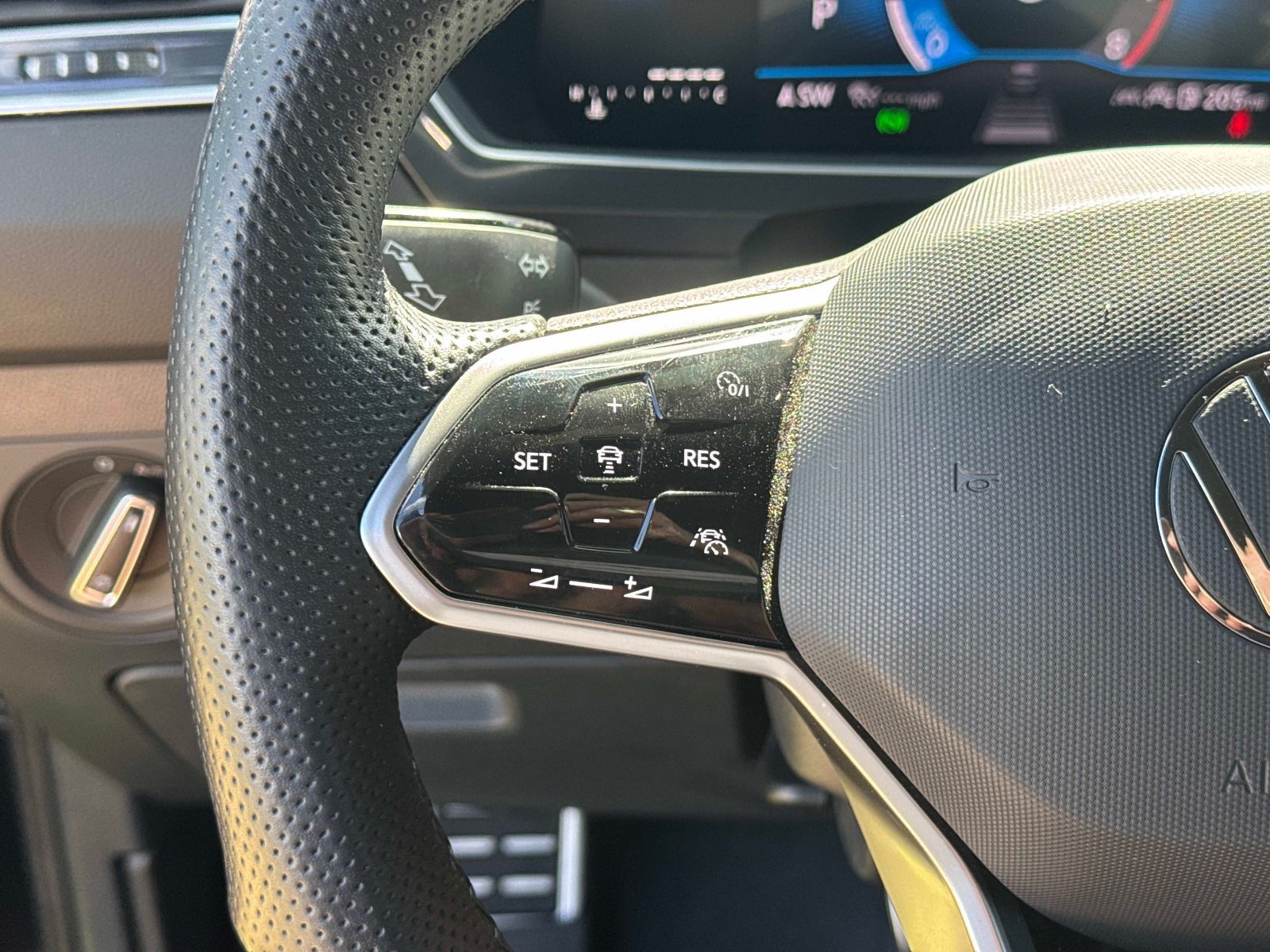 Used 2024 Volkswagen Tiguan SE R-Line w/ MDO Package, Three-Row FWD image 23