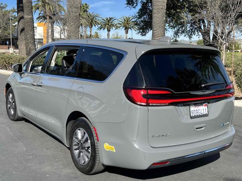 Used 2022 Chrysler Pacifica Touring-L image 2