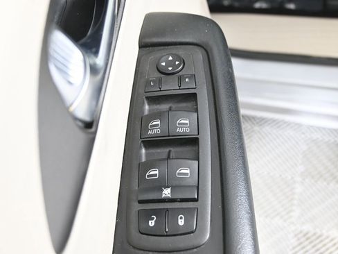 Used 2020 Chrysler Pacifica Touring-L image 21