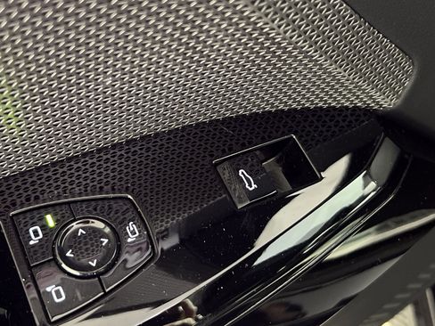 Used 2024 BMW 740i xDrive image 33