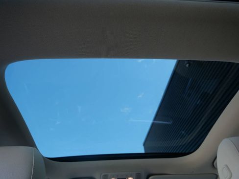 Used 2025 Mercedes-Benz EQB 300 4MATIC image 14