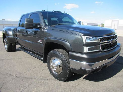 Used 2005 Chevrolet Silverado 3500 LT w/ Heavy-Duty Power Package AWD/4WD image 4