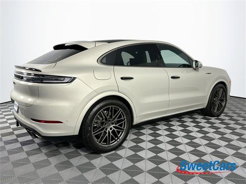 Used 2025 Porsche Cayenne Turbo image 7