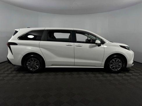 Used 2024 Toyota Sienna LE image 10