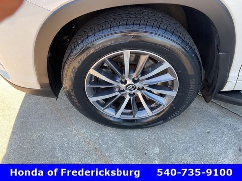 Used 2018 Toyota Highlander XLE AWD/4WD image 10