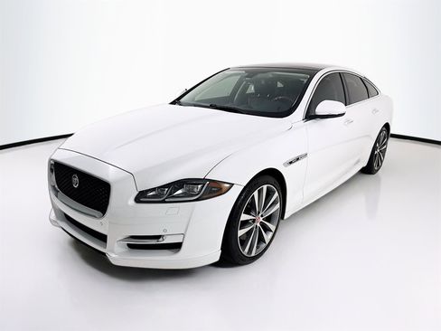 Used 2017 Jaguar XJ R-Sport image 3