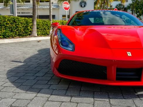 Used 2018 Ferrari 488 GTB image 6