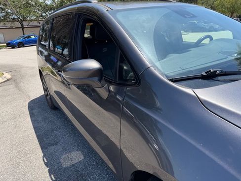 Used 2020 Chrysler Pacifica Limited w/ Advanced Safetytec Group FWD image 14