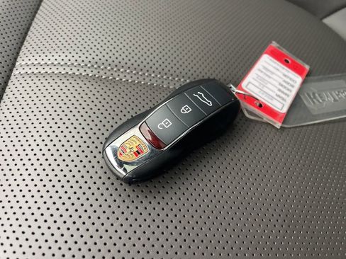 Certified 2025 Porsche Macan image 42