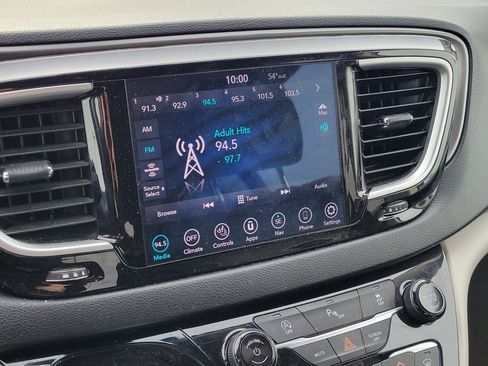 Used 2020 Chrysler Pacifica Touring-L image 26