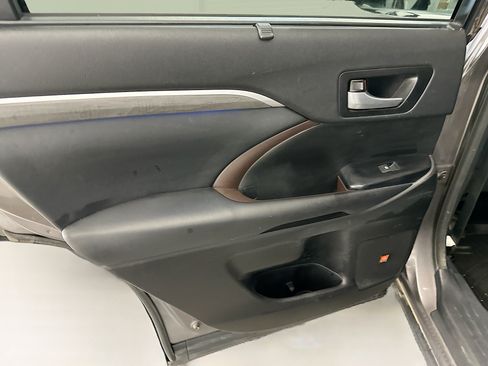 Used 2017 Toyota Highlander Limited w/ Carpet Mat Package AWD/4WD image 28